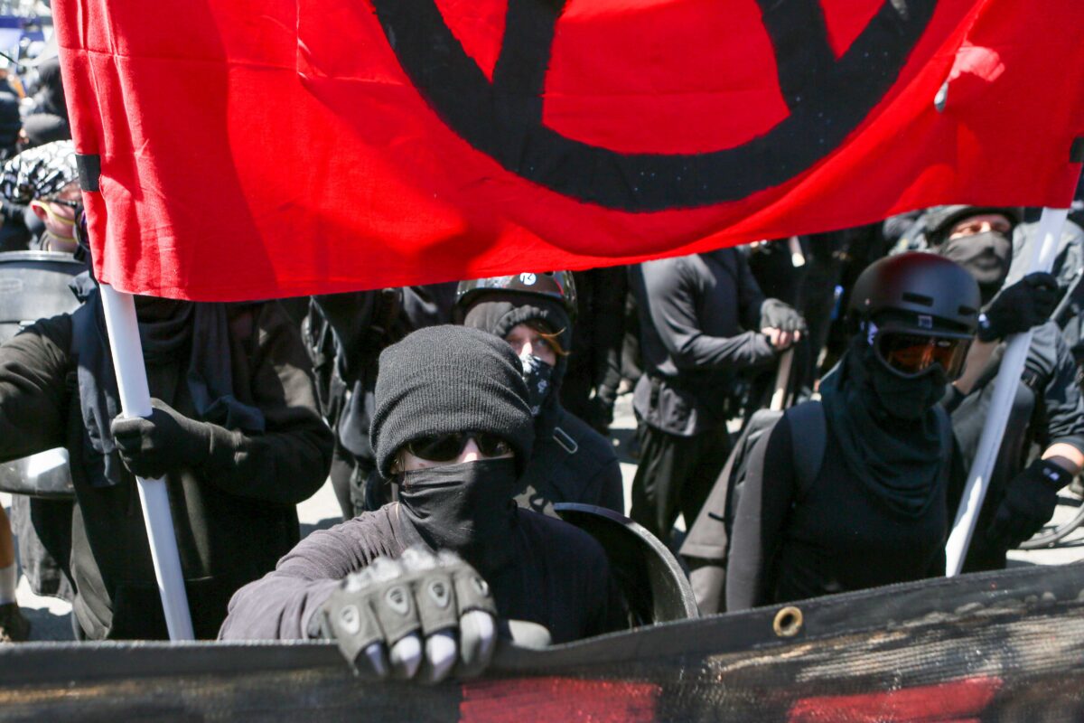 Black Lives Matter, Antifa diễu hành quanh thủ đô, hô lớn ‘hãy thiêu rụi nó đi’