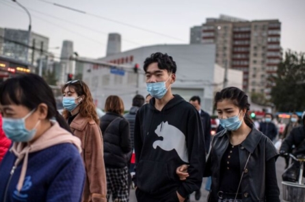 Bị phong tỏa hơn 6 tháng vì đại dịch, sinh viên ở Tân Cương dọa nhảy lầu