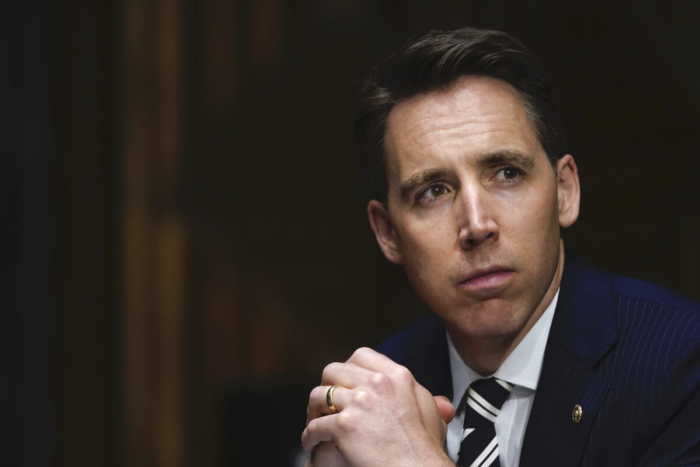 TNS Hawley: Vợ và con gái mới sinh bị Antifa đe dọa, tuyên bố ông ‘sẽ không để bị uy hiếp’