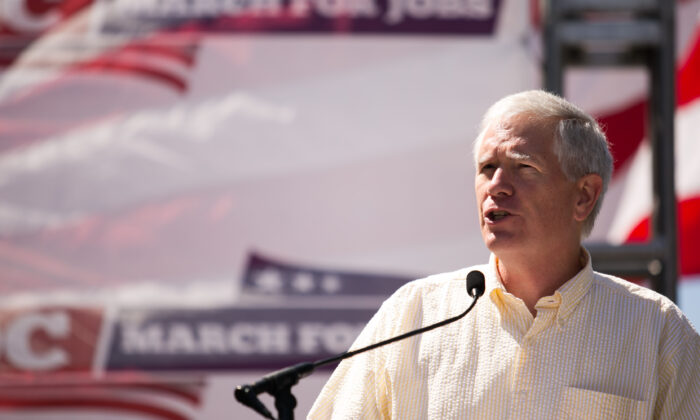 Dân biểu Mo Brooks: “Điều chúng tôi thực sự cần là những thượng nghị sỹ ký vào chỗ trống”