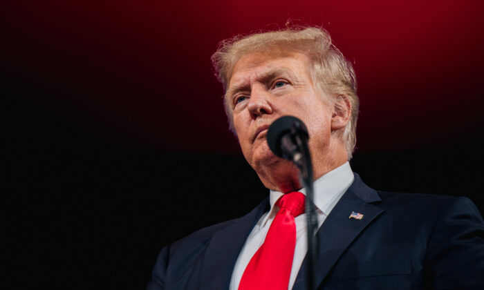 Cựu TT Trump bất ngờ viếng thăm NYPD và FDNY vào dịp 11/09, gợi ý về cuộc chạy đua tổng thống năm 2024