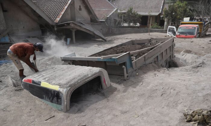 Indonesia: Lực lượng cứu hộ đào bới tro núi lửa sau khi 14 người thiệt mạng