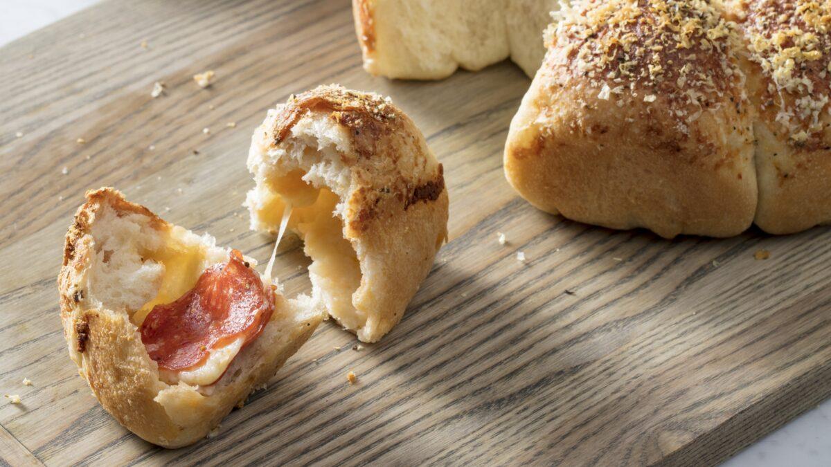 Công thức pizza cuốn khác biệt khiến các em nhỏ không thể rời tay