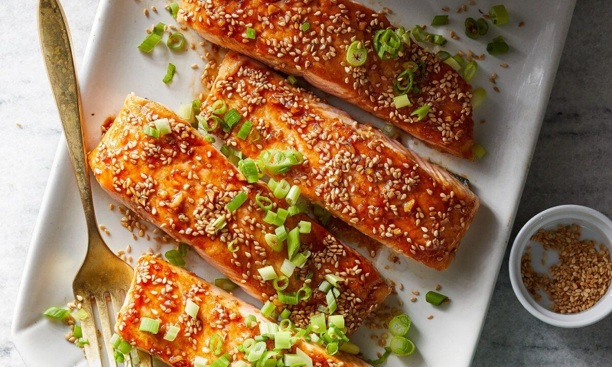 Cá hồi áp chảo mè rang 