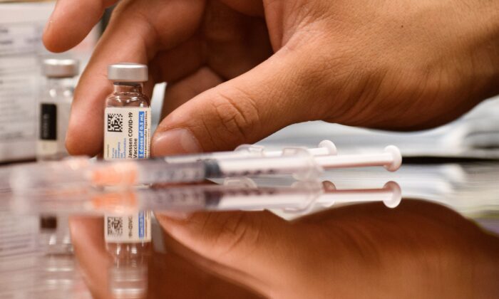 Thăm dò: 10% người Mỹ hối tiếc vì đã chích vaccine COVID, 15% có tình trạng bệnh mới sau chích ngừa