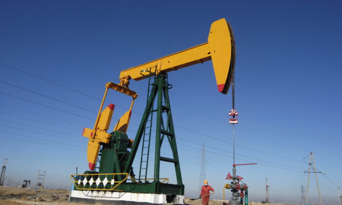 Một công nhân mỏ dầu làm việc tại một máy bơm ở mỏ dầu Đại Khánh của PetroChina ở tỉnh Hắc Long Giang, đông bắc Trung Quốc vào ngày 05/11/2007. (Ảnh: Stringer (Trung Quốc)/Reuters)