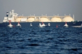 Một tàu chở khí đốt tự nhiên hóa lỏng (LNG) được kéo về phía một nhà máy nhiệt điện ở Futtsu, phía đông Tokyo, Nhật Bản, hôm 13/11/2017. (Ảnh: Issei Kato/Reuters)