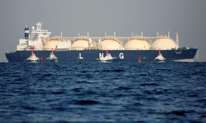 Một tàu chở khí đốt tự nhiên hóa lỏng (LNG) được kéo về phía một nhà máy nhiệt điện ở Futtsu, phía đông Tokyo, Nhật Bản, hôm 13/11/2017. (Ảnh: Issei Kato/Reuters)
