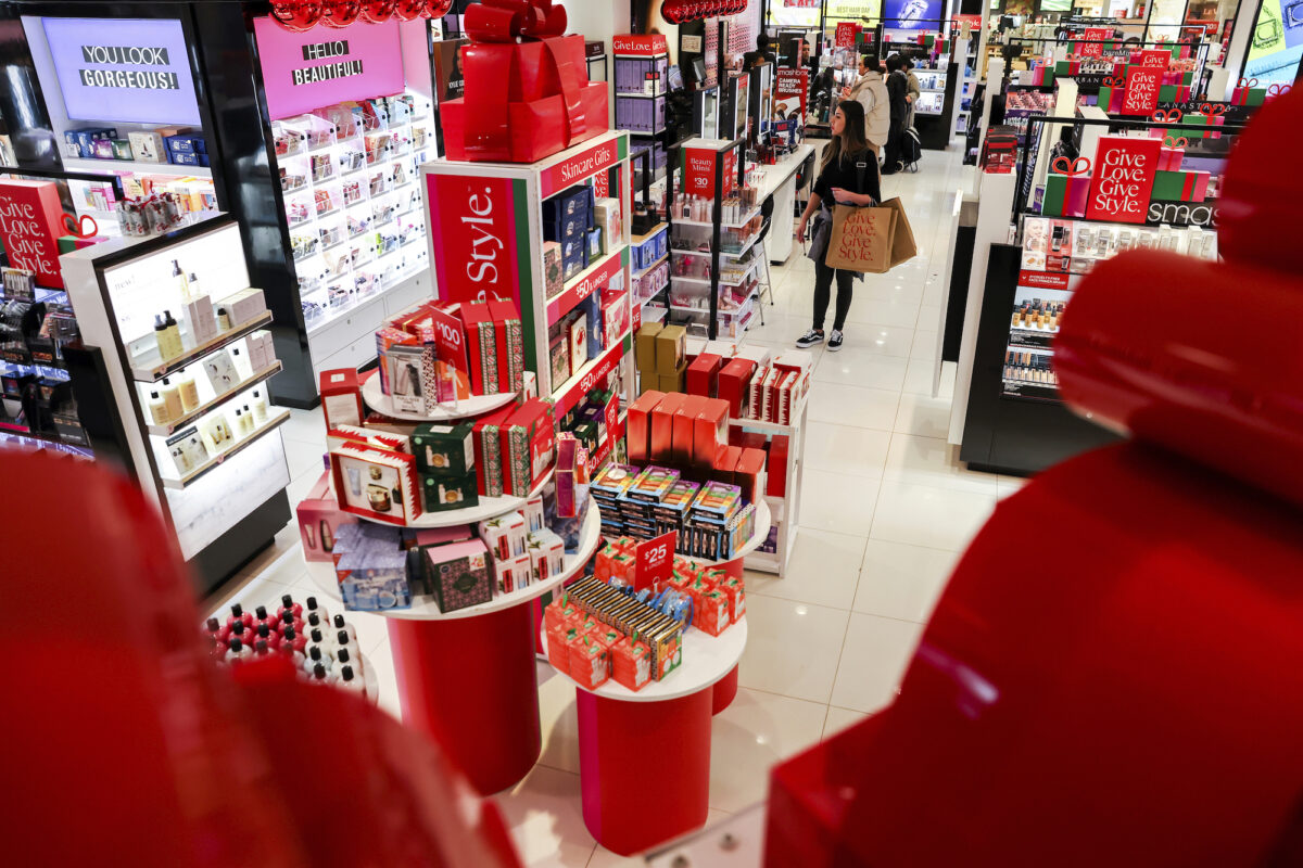 Khách hàng mua sắm trong một cửa hàng Macy gần như vắng khách vào đầu ngày Black Friday ở New York hôm 25/11/2022. (Ảnh: Julia Nikhinson/AP Photo)