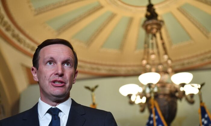 Thượng nghị sĩ Chris Murphy (Dân chủ-Connecticut) nói trong cuộc họp báo sau bữa tiệc trưa chính sách của Đảng Dân Chủ tại Thượng viện ở Tòa nhà Quốc hội Hoa Kỳ, Hoa Thịnh Đốn hôm 07/06/2022. (Ảnh: Nicholas Kamm/AFP qua Getty Images)