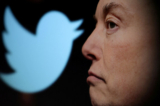 Logo Twitter và một ảnh của ông Elon Musk được hiển thị qua một kính lúp trong ảnh minh họa này, được chụp hôm 27/10/2022. (Ảnh: Dado Ruvic/Illustration/Reuters)