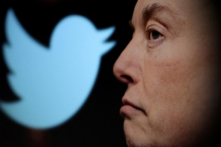 Logo Twitter và một ảnh của ông Elon Musk được hiển thị qua một kính lúp trong ảnh minh họa này, được chụp hôm 27/10/2022. (Ảnh: Dado Ruvic/Illustration/Reuters)