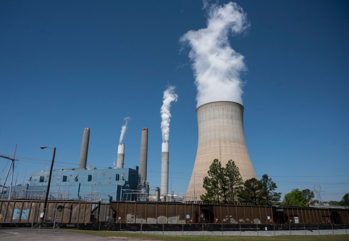 Hơi nước bốc lên từ Nhà máy điện than Miller ở Adamsville, Alabama, hôm 13/04/2021. (Ảnh: Andrew Caballero-Reynolds/AFP via Getty Images)