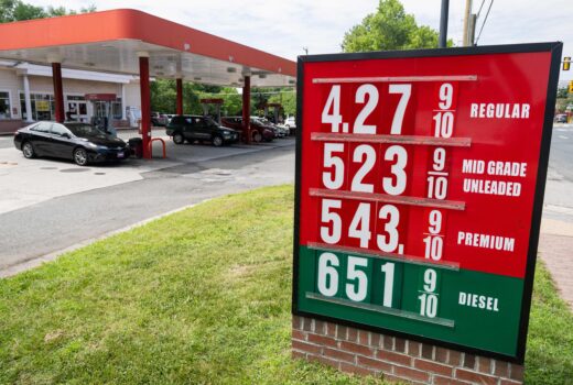 Một biển báo hiển thị giá xăng tại một trạm xăng ở Falls Church, Virginia, hôm 19/07/2022. (Ảnh: Saul Loeb/AFP qua Getty Images)