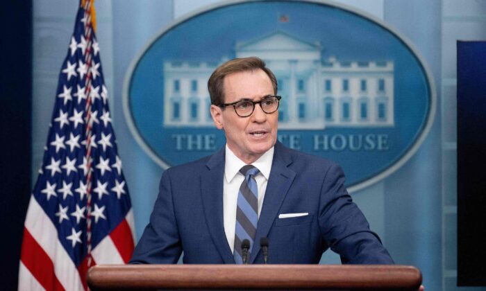 Điều phối viên phụ trách Truyền thông Chiến lược của Hội đồng An ninh Quốc gia John Kirby nói trong một cuộc họp báo thường nhật tại Phòng họp báo James S Brady của Tòa Bạch Ốc ở Hoa Thịnh Đốn hôm 28/11/2022. (Ảnh: Jim Watson/AFP qua Getty Images)