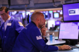 Các nhà giao dịch làm việc trên sàn của Sở Giao dịch Chứng khoán New York (NYSE) ở thành phố New York, hôm 21/09/2022. (Ảnh: Michael M. Santiago/Getty Images)