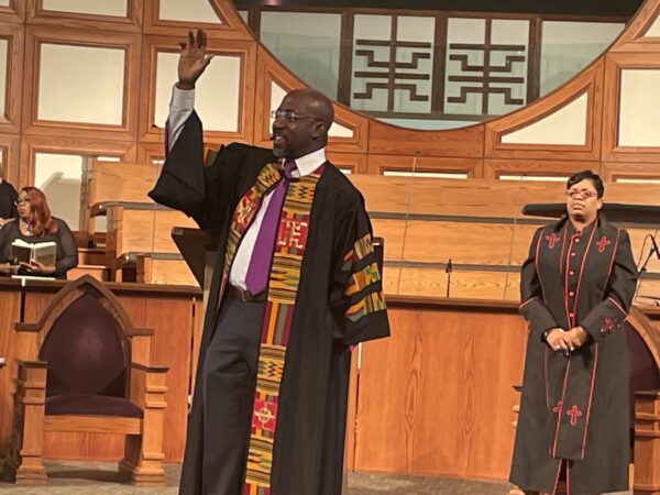 Thượng nghị sĩ Raphael Warnock (Dân Chủ-Georgia) nói từ bục thuyết giáo của mình tại Nhà thờ Baptist Ebenezer ở Atlanta, Georgia, hôm 06/11/2022. (Ảnh: Jackson Elliott/The Epoch Times)