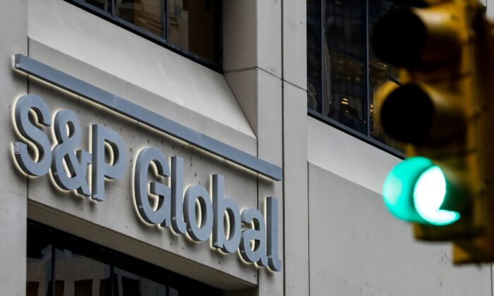 Logo của S&P Global tại các văn phòng của công ty ở khu tài chính thành phố New York, hôm 13/12/2018. (Ảnh: Brendan McDermid/Reuters)