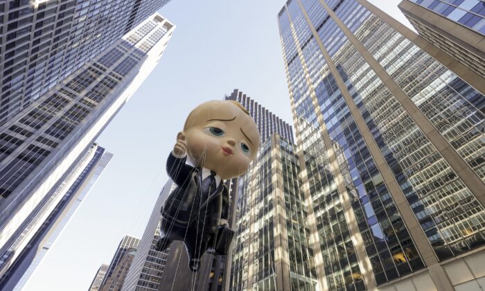 Bóng bay mang hình tượng của nhân vật Boss Baby đang đi xuống Đại lộ số Sáu trong Cuộc diễn hành Ngày Lễ Tạ Ơn của Macy ở New York hôm 24/11/2022. (Ảnh: Jeenah Moon/AP Photo)