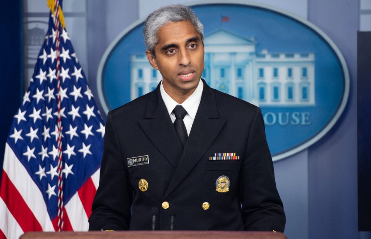 Tổng Y sĩ Hoa Kỳ, Tiến sĩ Vivek Murthy trình bày trong một cuộc họp báo tại Phòng họp báo Brady của Tòa Bạch Ốc tại Hoa Thịnh Đốn hôm 15/07/2021. (Ảnh: Saul Loeb/AFP qua Getty Images)