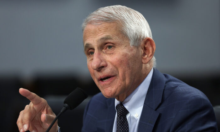 Tiến sĩ Anthony Fauci, giám đốc Viện Dị ứng và Bệnh Truyền nhiễm Quốc gia, nói chuyện tại Hoa Thịnh Đốn hôm 11/05/2022. (Ảnh: Alex Wong/Getty Images)