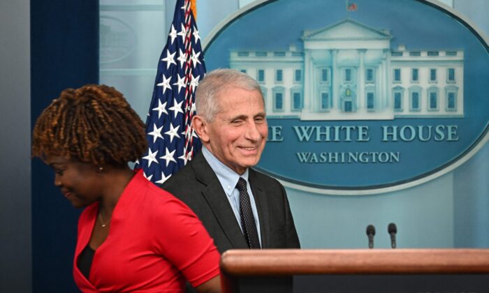 Tiến sĩ Anthony Fauci, Giám đốc Viện Dị ứng và Bệnh Truyền nhiễm Quốc gia, tại Hoa Thịnh Đốn hôm 22/11/2022. (Ảnh: Jim Watson/AFP qua Getty Images)