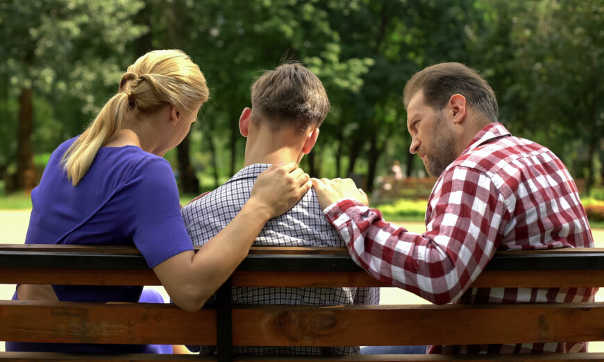 Gia đình và những người thân yêu có thể giúp một người nghiện không rơi vào đáy vực sâu thẳm hay tàn khốc. (Ảnh: Shutterstock)