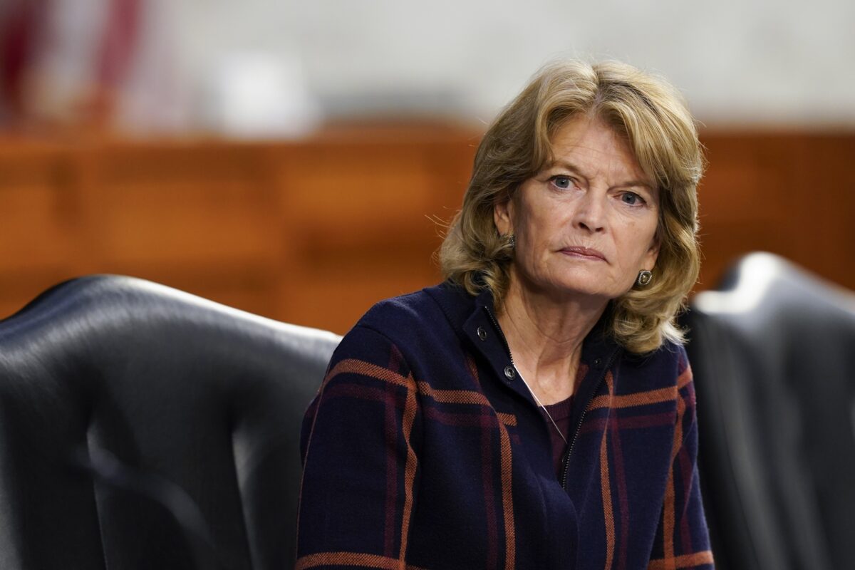 Thượng nghị sĩ Lisa Murkowski (Cộng Hòa-Alaska) trên Capitol Hill ở Hoa Thịnh Đốn hôm 18/03/2021. (Ảnh: Susan Walsh/Pool/Getty Images)