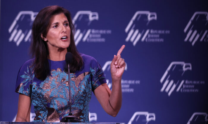 Cựu Đại sứ Liên Hiệp Quốc Nikki Haley nói chuyện với các khách mời tại Hội nghị Thường niên của các Nhà lãnh đạo Liên minh Do Thái của Đảng Cộng Hòa ở Las Vegas, Nevada hôm 19/11/2022. (Ảnh:  Scott Olson/Getty Images)