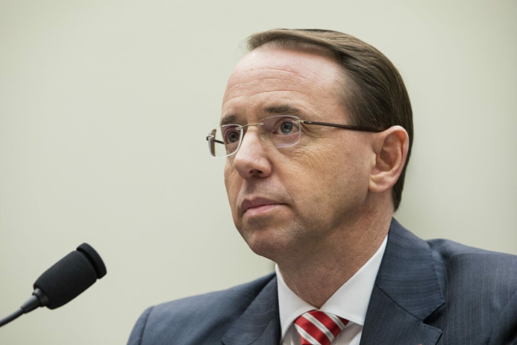 Phó Tổng Chưởng lý đương thời Rod Rosenstein làm chứng trước Ủy ban Tư pháp Hạ viện về cuộc điều tra của cựu biện lý đặc biệt Robert Mueller về sự can thiệp bầu cử của Nga vào năm 2016, tại Hoa Thịnh Đốn vào ngày 13/12/2017. (Ảnh: Samira Bouaou/The Epoch Times)
