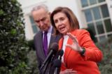 Lãnh đạo Đa số Thượng viện Charles Schumer (Dân Chủ-New York) và Chủ tịch Hạ viện Nancy Pelosi (Dân Chủ-California) nói với các phóng viên bên ngoài Tòa Bạch Ốc ở Hoa Thịnh Đốn hôm 29/11/2022. (Ảnh: Kevin Dietsch/Getty Images)