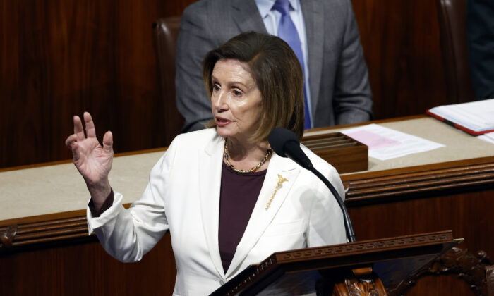 Chủ tịch Hạ viện Hoa Kỳ Nancy Pelosi (Dân Chủ-California) trình bày tại Hạ viện ở Hoa Thịnh Đốn hôm 17/11/2022. (Ảnh: Anna Moneymaker/Getty Images)
