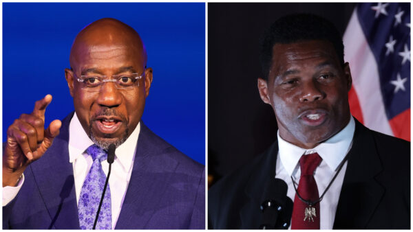 (Trái) Thượng nghị sĩ Raphael Warnock (Dân Chủ-Georgia) có bài diễn văn tại bữa tiệc đêm bầu cử của ông tại Atlanta Marriott Marquis ở Atlanta hôm 08/11/2022. (Ảnh: Michael M. Santiago/Getty Images); (Phải) Ứng cử viên Thượng viện của Đảng Cộng Hòa Herschel Walker nói chuyện với những người ủng hộ trong một sự kiện đêm bầu cử ở Atlanta hôm 08/11/2022. (Ảnh: Alex Wong/Getty Images)