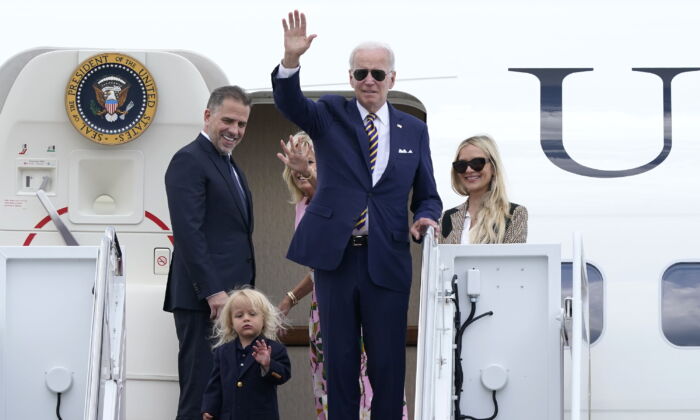 Tổng thống Joe Biden (giữa) vẫy tay chào khi ông đứng cùng với con trai Hunter Biden (trái), cháu trai Beau Biden (thứ hai, bên trái), Đệ nhất phu nhân Jill Biden (thứ ba, bên trái), và con dâu Melissa Cohen (phải) khi họ đứng tại bậc thang trên cùng của chuyên cơ Không Lực Một (Air Force One) tại Căn cứ Không quân Andrews, Maryland, hôm 10/08/2022. (Ảnh: Susan Walsh/AP Photo)