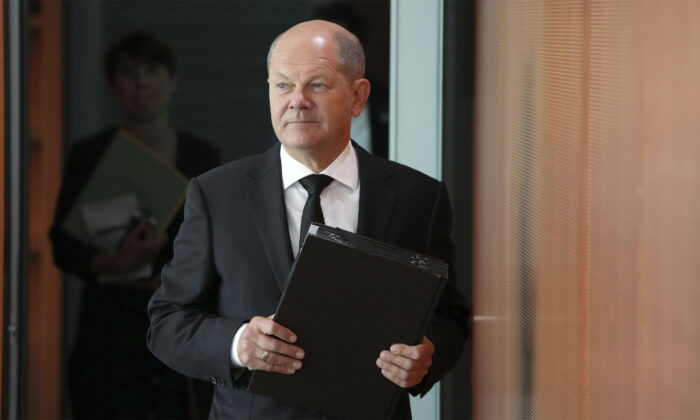 Thủ tướng Đức Olaf Scholz đến dự cuộc họp nội các hàng tuần tại phủ thủ tướng ở Berlin, Đức, hôm 10/08/2022. (Ảnh: Michael Sohn/AP Photo)