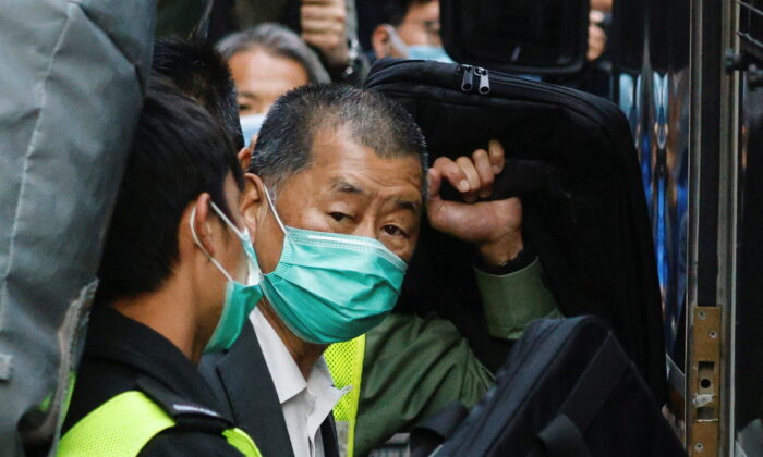 Ông trùm truyền thông Lê Trí Anh (Jimmy Lai), nhà sáng lập Apple Daily, nhìn lên khi ông rời Tòa Chung thẩm Hồng Kông bằng xe van của nhà tù, ở Hồng Kông, vào ngày 01/02/2021. (Ảnh: Tyrone Siu/Reuters)