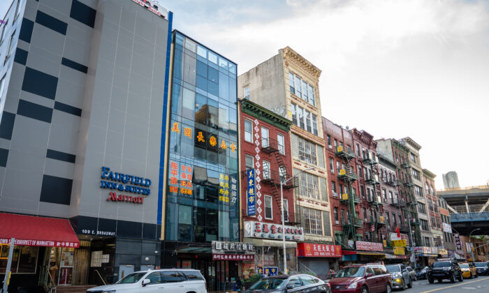 Hiệp hội Trường Lạc Mỹ quốc (The America ChangLe Association) tại New York hôm 06/10/2022. Một tiền đồn ở hải ngoại của lực lượng công an Trung Quốc ở New York, được gọi là Quầy Dịch vụ Công an Hải ngoại của Công an Phúc Châu, nằm bên trong tòa nhà văn phòng của hiệp hội này. (Ảnh: Samira Bouaou/The Epoch Times)