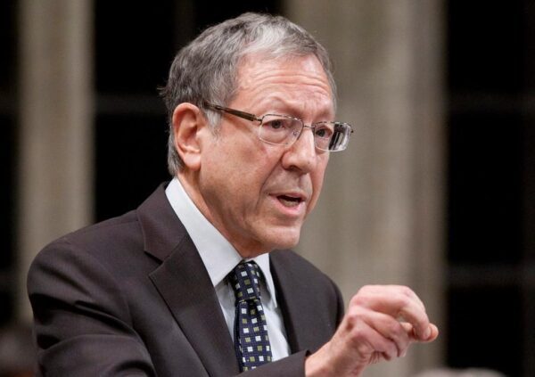 Nghị sĩ Đảng Tự Do đương thời Irwin Cotler đứng dậy trong phiên hỏi đáp tại Hạ nghị viện Canada ở Ottawa, vào ngày 15/12/2011. (Ảnh: The Canadian Press/Adrian Wyld)