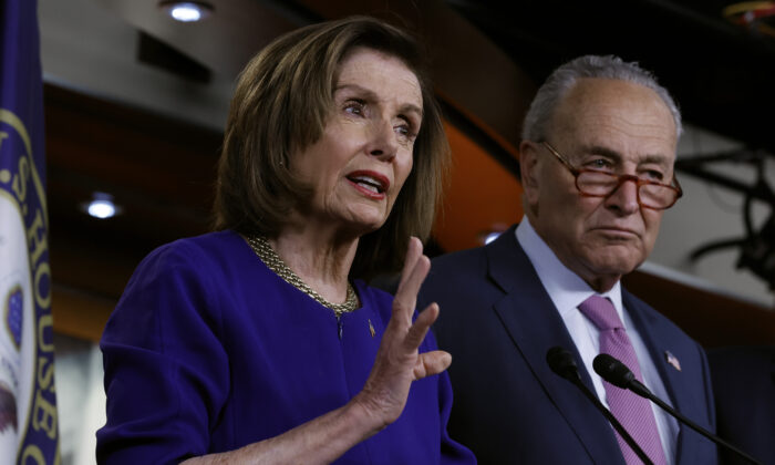 Chủ tịch Hạ viện Hoa Kỳ Nancy Pelosi (bên trái) và Lãnh đạo Đa số Thượng viện Charles Schumer phác thảo các nỗ lực lập pháp của họ nhằm giảm giá nhiên liệu trong một cuộc họp báo ở Trung tâm Khách thăm Điện Capitol Hoa Kỳ ở Thủ đô Hoa Thịnh Đốn, hôm 28/04/2022. (Ảnh: Chip Somodevilla/Getty Images)