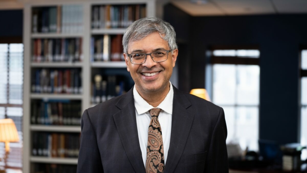 Giáo sư y khoa của Đại học Stanford, Tiến sĩ Jay Bhattacharya, thành viên sáng lập của Học viện Khoa học và Tự do của Đại học Hillsdale, tại Trung tâm Kirby của Đại học Hillsdale ở Hoa Thịnh Đốn vào ngày 17/03/2022. (Ảnh: Bao Qiu/The Epoch Times)