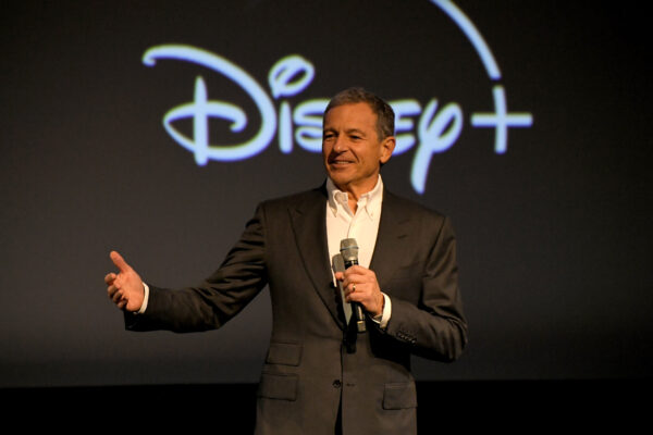 Chủ tịch Điều hành Disney Bob Iger tham dự Buổi chiếu 100 phút Xem trước Độc quyền bộ phim “The Beatles: Get Back” của đạo diễn Peter Jackson tại Nhà hát El Capitan ở Hollywood, California, hôm 18/11/2021. (Ảnh: Charley Gallay/Getty Images cho Disney)