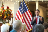 Ông Abe Hamadeh, ứng cử viên Đảng Cộng Hòa cho vị trí Tổng Chưởng lý Arizona, nói về những thách thức mà Đảng Cộng Hòa sẽ phải đối mặt trước cuộc bầu cử ngày 08/11 trong một cuộc họp mặt ở Sun City, Arizona, hôm 01/10/2022. (Ảnh: Allan Stein/The Epoch Times)