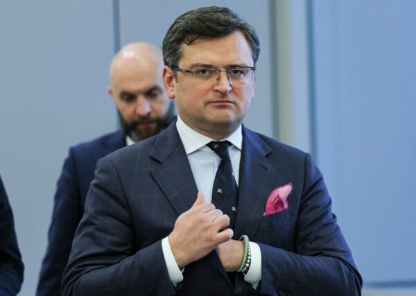 Ngoại trưởng Ukraine Dmytro Kuleba (phải) tại trụ sở NATO ở Brussels, hôm 07/04/2022. (Ảnh: Evelyn Hockstein/Pool/AFP qua Getty Images)