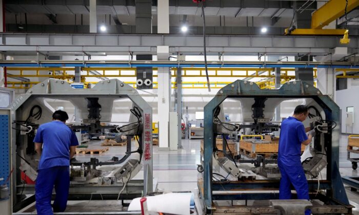 Các hoạt động sản xuất và dịch vụ của Trung Quốc trượt xuống mức thấp nhất trong 7 tháng do hạn chế COVID-19