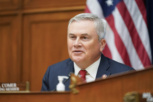 Dân biểu James Comer Jr. (Cộng Hòa-Kentucky) nói trong phiên điều trần của Ủy ban Giám sát và Cải tổ Hạ viện về bạo lực súng đạn ở Hoa Thịnh Đốn, hôm 08/06/2022. (Ảnh: Andrew Harnik-Pool/Getty Images)