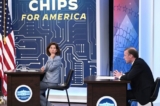 Bộ trưởng Thương mại Gina Raimondo lắng nghe cố vấn an ninh quốc gia Jake Sullivan tại cuộc họp trực tuyến với Tổng thống Joe Biden, các Giám đốc điều hành và các lãnh đạo lao động về Đạo luật CHIPS cho nước Mỹ, tại Tòa nhà Văn phòng Điều hành Eisenhower, bên cạnh Tòa Bạch Ốc ở Hoa Thịnh Đốn hôm 25/07/2022. (Ảnh: Brendan Smialowski/AFP/Getty Images)