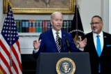 Tổng thống Joe Biden thông báo xóa nợ vay sinh viên với Bộ trưởng Giáo dục Miguel Cardona (bên phải) tại Phòng Roosevelt của Tòa Bạch Ốc ở Hoa Thịnh Đốn hôm 24/08/2022. (Ảnh: Olivier Douliery/AFP qua Getty Images)
