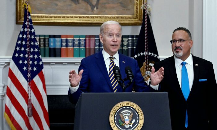 Lật tẩy tuyên bố của Tòa Bạch Ốc về thành tích của chính phủ TT Biden