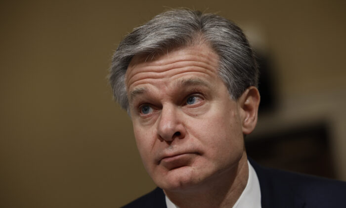 Giám đốc FBI Christopher Wray chuẩn bị điều trần trước Ủy ban An ninh Nội địa Hạ viện tại Tòa nhà Văn phòng Hạ viện Cannon trên Capitol Hill ở Hoa Thịnh Đốn hôm 15/11/2022. (Ảnh: Chip Somodevilla/Getty Images)