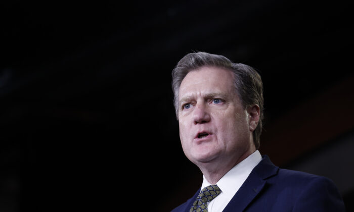 Dân biểu Michael Turner (Cộng Hòa-Ohio) nói chuyện trong một cuộc họp báo về Tài khóa 2023 tại Tòa nhà Capitol ở Hoa Thịnh Đốn, hôm 14/12/2022. (Ảnh: Anna Moneymaker/Getty Images)